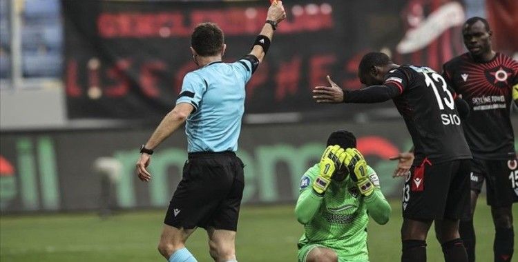 PFDK, Atakaş Hatayspor'un kalecisi Munir'e 4, Fatih Karagümrüklü futbolcu Roco'ya 3 maç men cezası verdi