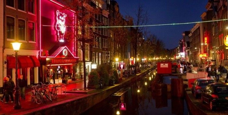 Amsterdam'ın ayda 1.5 milyon turist çeken esrar kafelere yabancıların girişini yasaklamasının eli kulağında