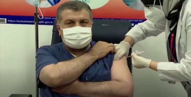 İlk CoronaVac aşısı Sağlık Bakanı Koca'ya yapıldı
