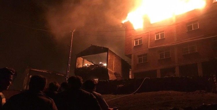 Trabzon'un Araklı ilçesindeki yangına müdahale ediliyor