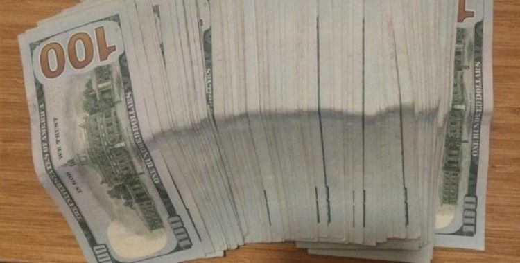 Otelde çalışan kat görevlisi, yastık altında bulduğu 10 bin doları sahibine teslim etti