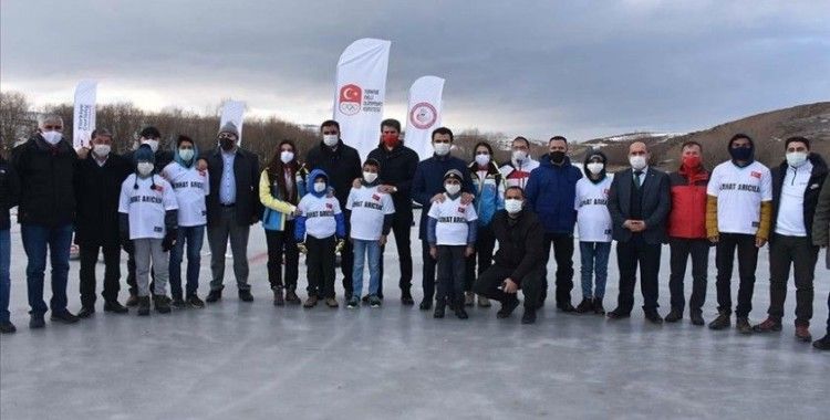 Milli curlingciler köy çocuklarının 'Kars Çayı'nda curling keyfi'ne ortak oldu