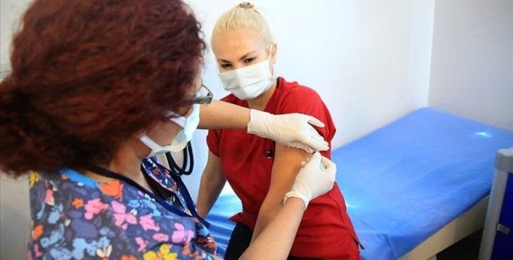 Sağlık Bakanı Koca: Birinci doz aşısını olan sağlık çalışanı sayısı 100 bini geçti