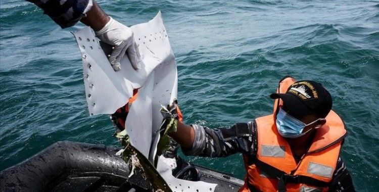 Endonezya'da düşen yolcu uçağı enkazını arama çalışmaları sürüyor