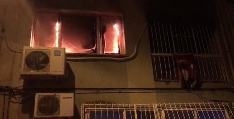 İzmir’de ev yangınında mahsur kalan anne ve kızı kurtarıldı