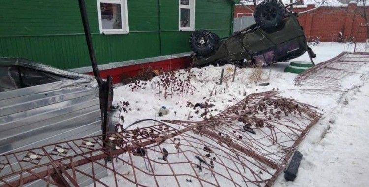 Rusya’da çarpışan araçlar yol kenarındaki evin bahçesine uçtu: 1 ölü