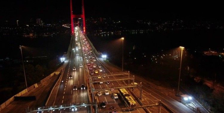  Kısıtlama öncesi 15 Temmuz Şehitler Köprüsü’nde trafik yoğunluğu havadan görüntülendi
