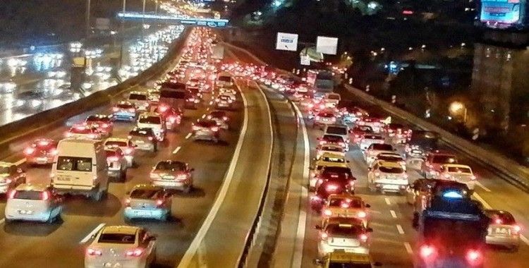  İstanbul’da kısıtlamaya dakikalar kala trafik yoğunluğu