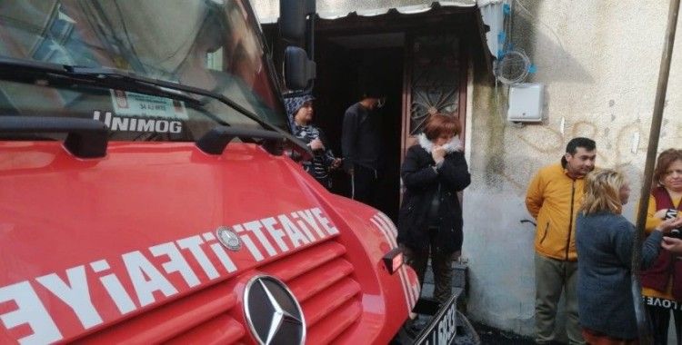 Kadıköy’de iki katlı binada çıkan yangın paniğe neden oldu
