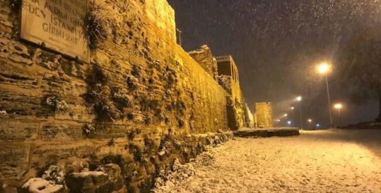 İstanbul'da beklenen kar yağdı yerler beyaz örtüyle kaplandı