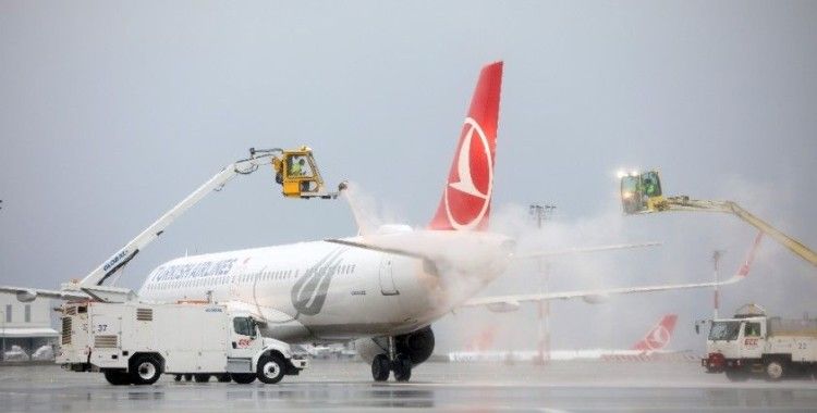 İstanbul Havalimanı'nda uçaklara buz ve dona karşı de-icing işlemi uygulanıyor