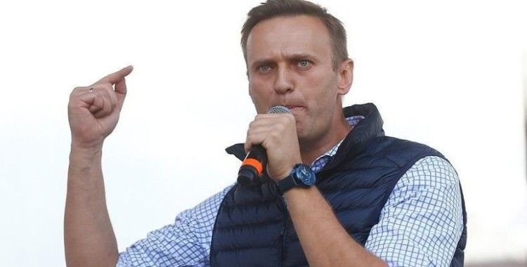 Moskova'ya dönüş yolundaki Rus muhalif Navalnıy'ı bekleyen destekçileri gözaltına alındı