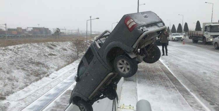 Yoldan çıkan kamyonet köprüde asılı kaldı