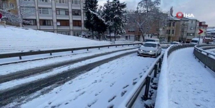 Sürücüler, kar nedeniyle kayganlaşan yollarda zor anlar yaşadı