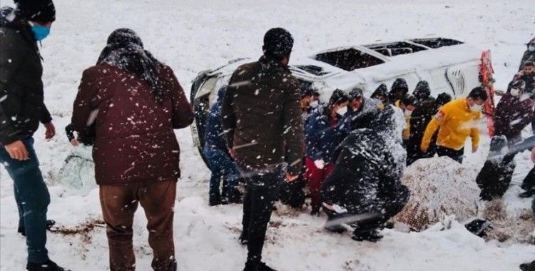Diyarbakır'da devrilen iki minibüste 22 kişi yaralandı