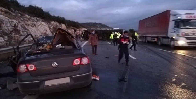 Pozantı-Ankara otoyolunda trafik kazası: 5 kişi hayatını kaybetti, 1 kişi yaralandı