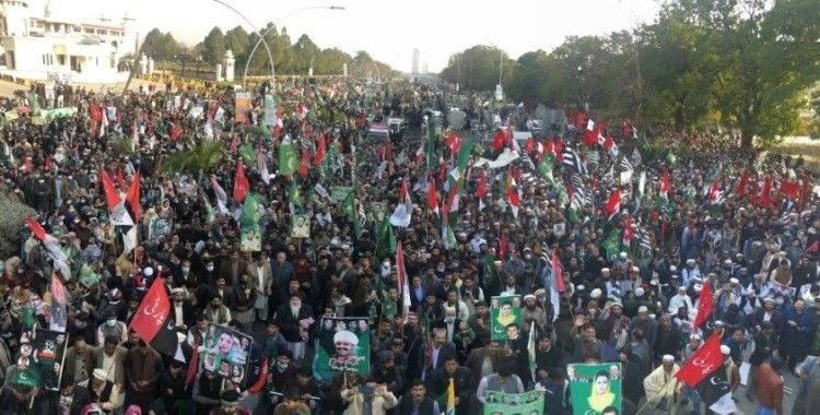 Pakistan’daki muhalefet partisi iktidar partisine yönelik davaların ertelenmesini protesto etti
