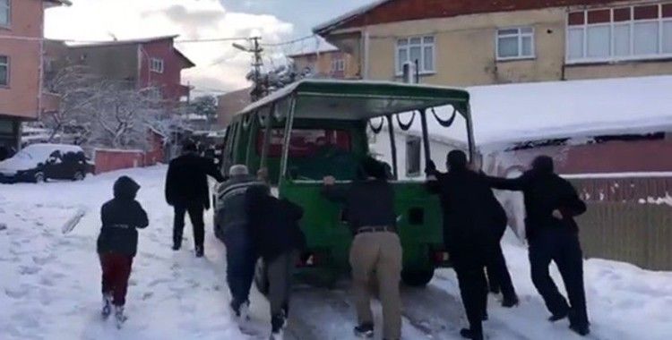 İBB’nin cenaze aracını karda vatandaşlar itti