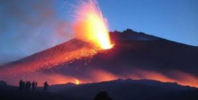 İtalya'daki Etna Yanardağı lav püskürttü