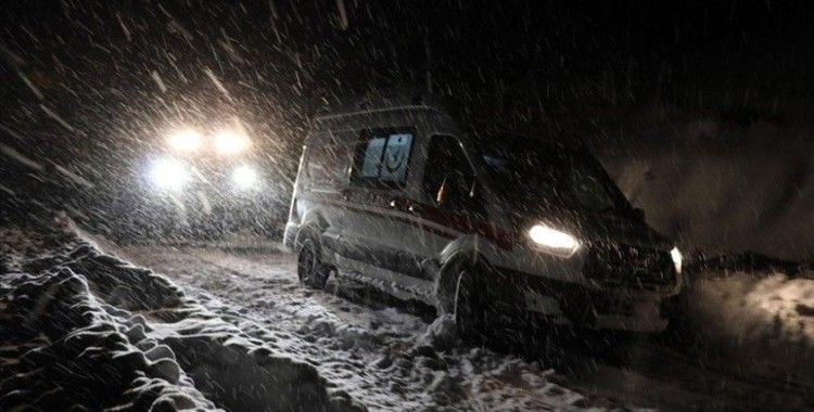 Ağrı'da yolu kardan kapanan köydeki hamile kadının yardımına paletli ambulans yetişti