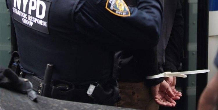 New York'ta aracında silah ve mühimmat bulunan kişi gözaltına alındı