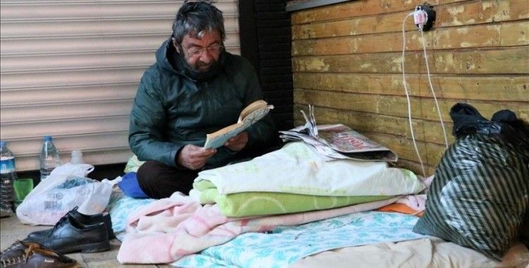 Sokakta yaşayan 60 yaşındaki adam elektrikli battaniyeyle soğuk kış gecelerini geçiriyor