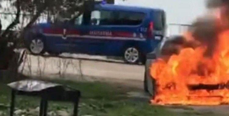  Park halindeki lüks otomobil alev alev yandı