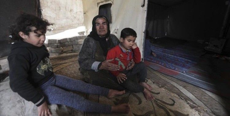 Suriye'de kampta yaşayan aile, görme engelli dört çocuğunun tedavi olmasını istiyor