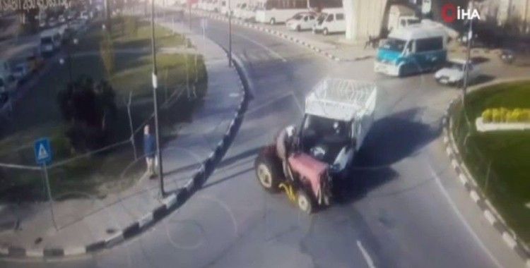 Traktörle kamyonetin çarpışma anı kamerada