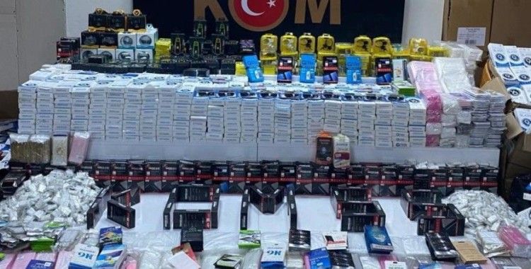 Samsun'da 23 bin 501 adet faturasız cep telefonu aksesuarları ele geçirildi