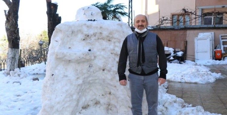 2 metre boyunda yaptığı kardan adamı saldırıya uğrayan adam konuştu