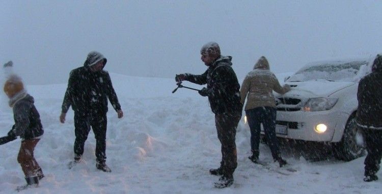 Artvin’de kar nedeniyle yolda kalan vatandaşlar çileyi eğlenceye çevirdi