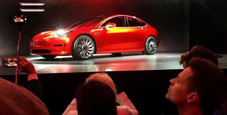 Çin'de en çok satan elektrikli araç olmasına rağmen başı dertten kurtulmuyor: Şangay'da bir Tesla Model 3 infilak etti