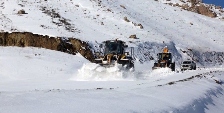 Van Büyükşehir Belediyesi karla mücadele çalışmalarını sürdürüyor