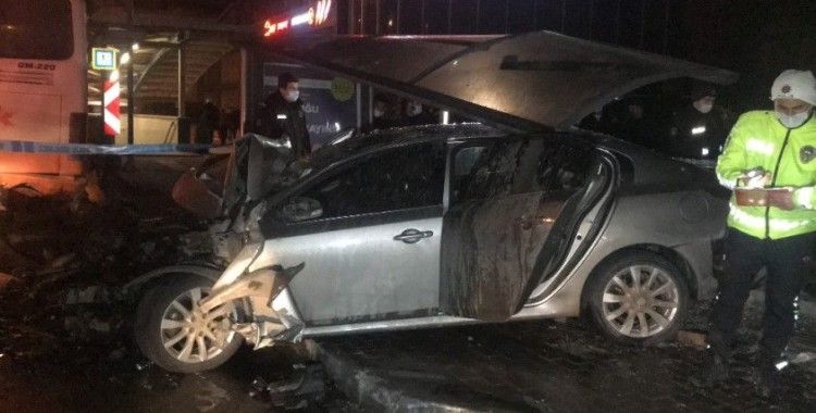 Bursa’da sürücü kontrolü kaybetti, ilk önce işçi servisine ardından durağa girdi:1 ölü, 4 yaralı