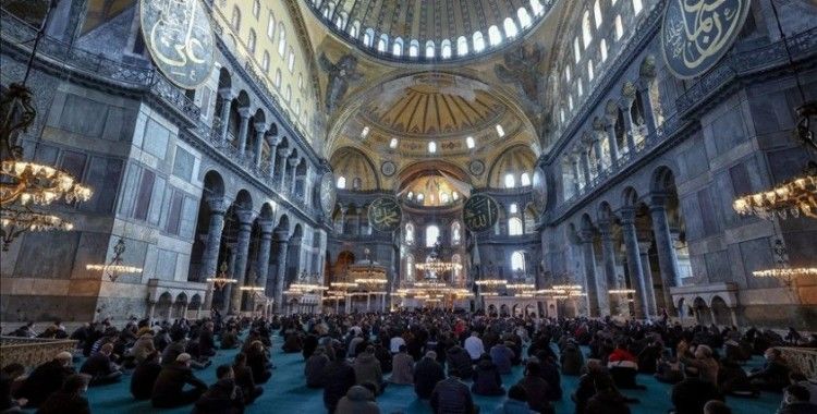 Osmanlı Hanedan Reisi Osmanoğlu için Ayasofya-i Kebir Camii'nde gıyabi cenaze namazı kılındı
