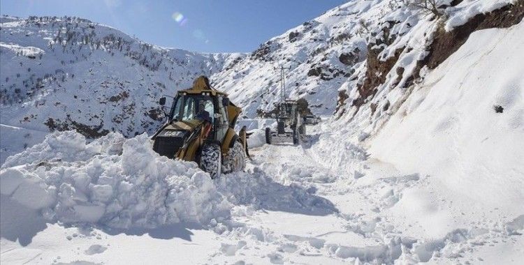 Diyarbakır'da köy yolları karla mücadele timlerine emanet