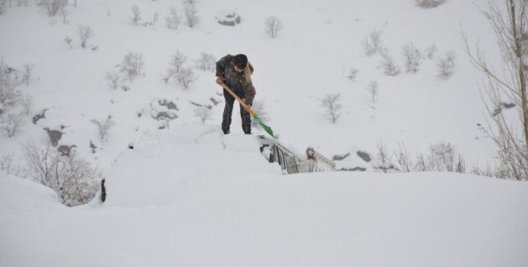 Şırnak’ta ev ve araçlar kar altında kayboldu