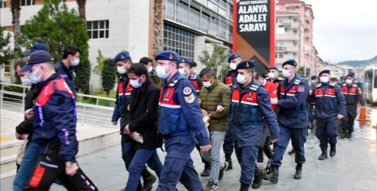 Antalya'da uyuşturucu operasyonunda yakalanan 42 şüpheliden 25'i adliyede