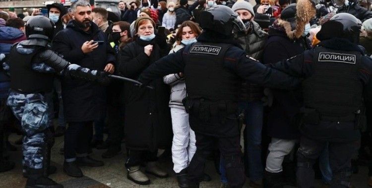 Rusya'da protestolara katılan bazı muhaliflere çeşitli cezalar verildi