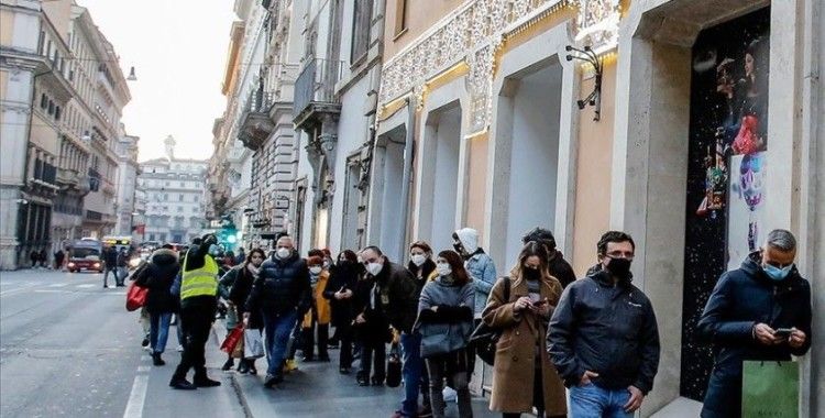 İtalyanlar aşıyı Kovid-19 salgınından tek çıkış yolu olarak görüyor