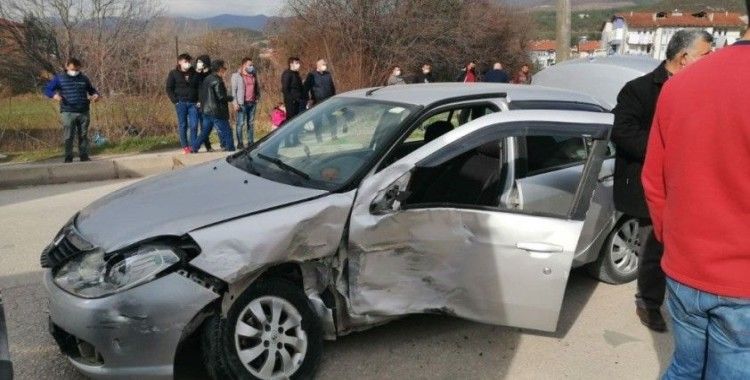 Yolcu minibüsü otomobile çarptı: 5 yaralı