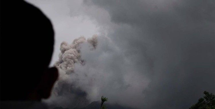 Endonezya'da Merapi Yanardağı'nda son 24 saatte 52 patlama yaşandı