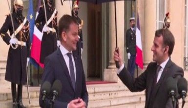 Fransa Cumhurbaşkanı Macron'dan, Slovakya Başbakanı'na şemsiye jesti