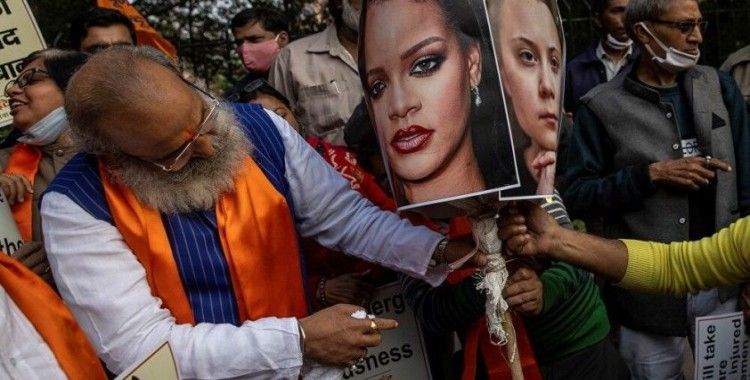 Hindu milliyetçileri, protestocu çiftçilere destek veren Rihanna ve Greta Thunberg'in posterlerini yaktı