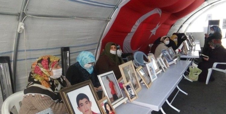 HDP önündeki ailelerin evlat nöbeti kararlılıkla sürüyor