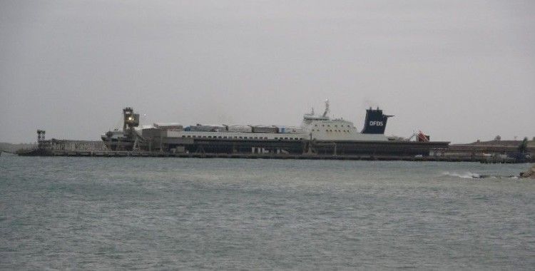 Çanakkale’de yanan Ro-Ro gemisi limana yanaştırıldı