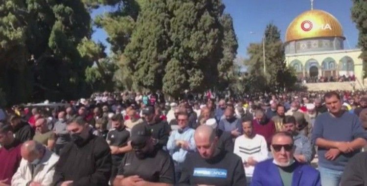 Binlerce Filistinli kısıtlamaların kaldırılmasının ardından Mescid-i Aksa’da cuma namazı kıldı
