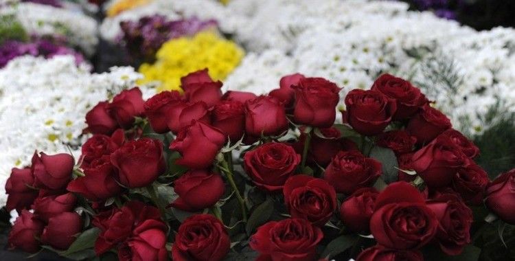 Çiçekçilerde ‘14 Şubat Sevgililer Günü’ heyecanı yaşanıyor