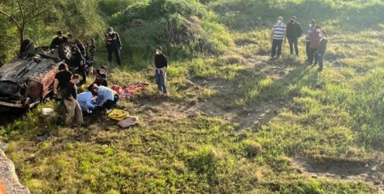 Mersin'de otomobil 12 metrelik uçuruma yuvarlandı: 2 yaralı